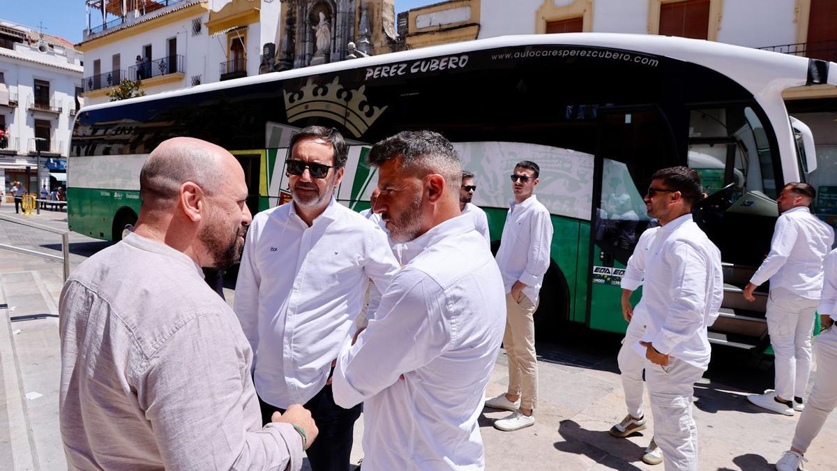 Plantilla y directiva del Córdoba CF en el homenaje recibido en el Ayuntamiento.