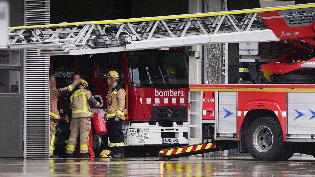 Operativos trabajando en el parque de Bombers de la Generalitat en Badalona Operativos trabajando en el parque de Bombers de la Generalitat en Badalona