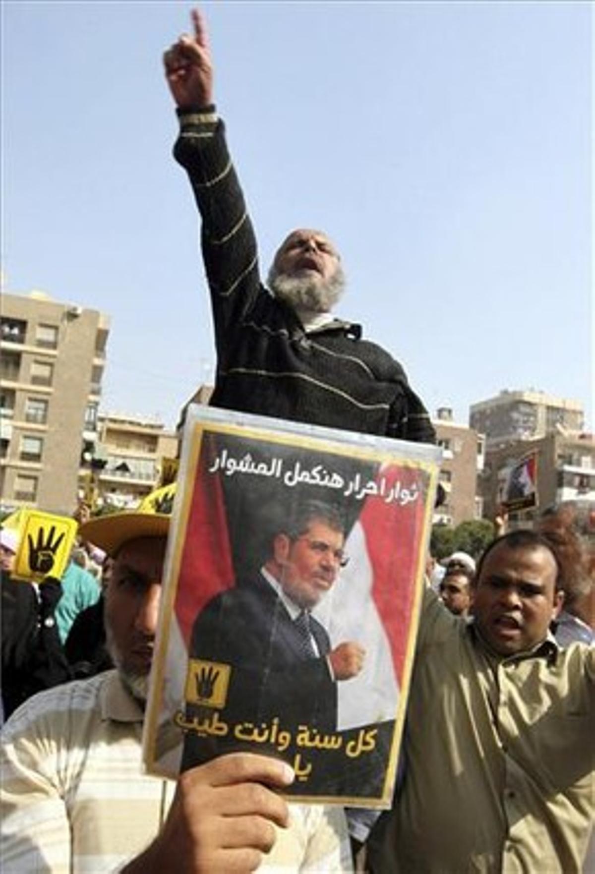 Simpatitzants del deposat president egipci Mohammad Mursi participen en una protesta al Caire, Egipte.