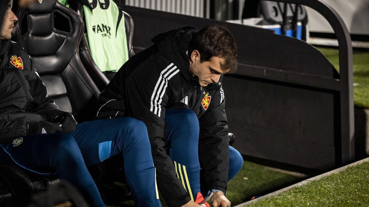 Francho se ata una bota en el banquillo del Ibercaja Estadio antes del partido del sábado ante el Cádiz.