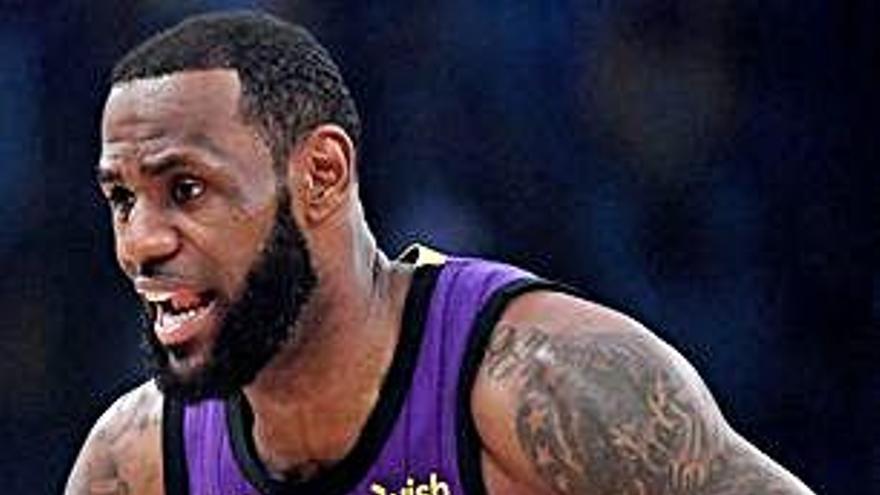 LeBron James acapara la atención dentro y fuera de la cancha