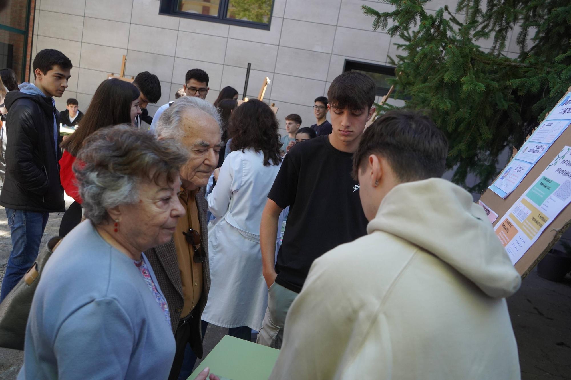 Alumnos de Física de 2º de Bachillerato del IES María de Molina explican magnetismo a sus compañeros.