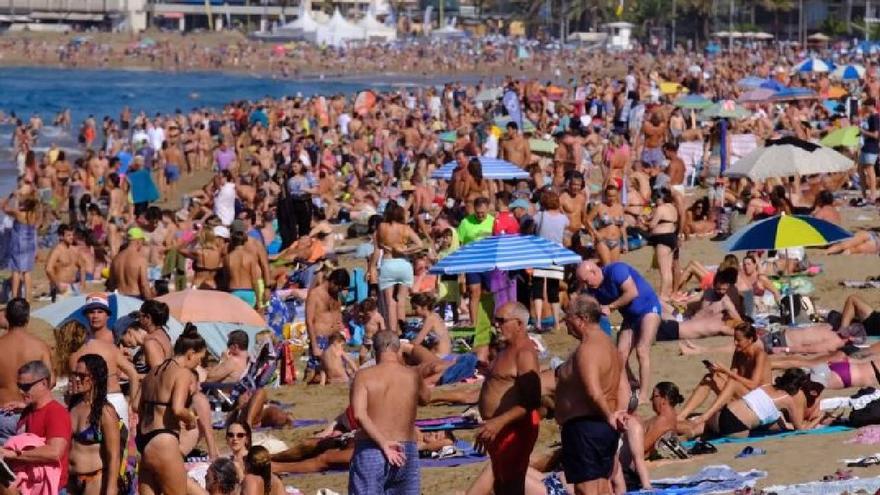 Un brindis para celebrar Año Nuevo en la playa de Las Canteras