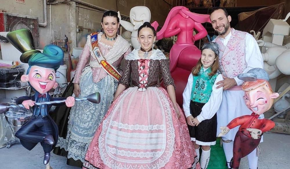 representantes de Espartero en su reciente visita al taller del artista, antes del decreto de estado de alarma