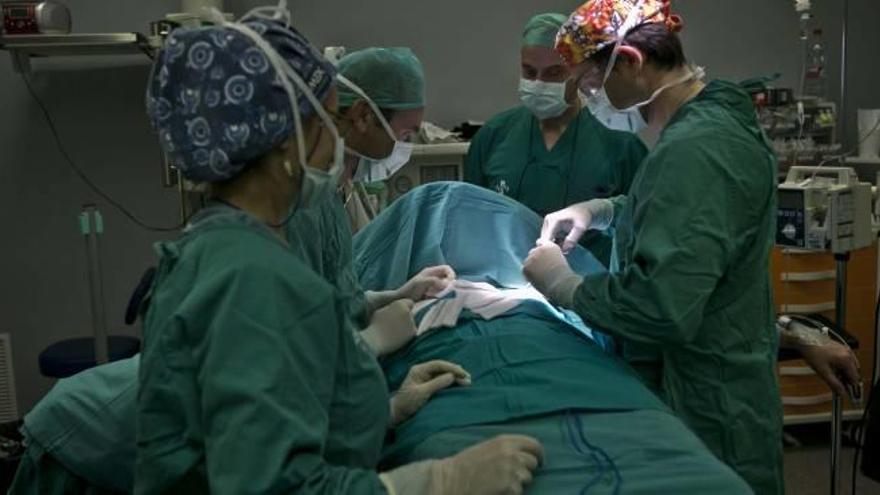 Un equipo quirúrgico opera a un paciente en un hospital público de la provincia de Alicante.