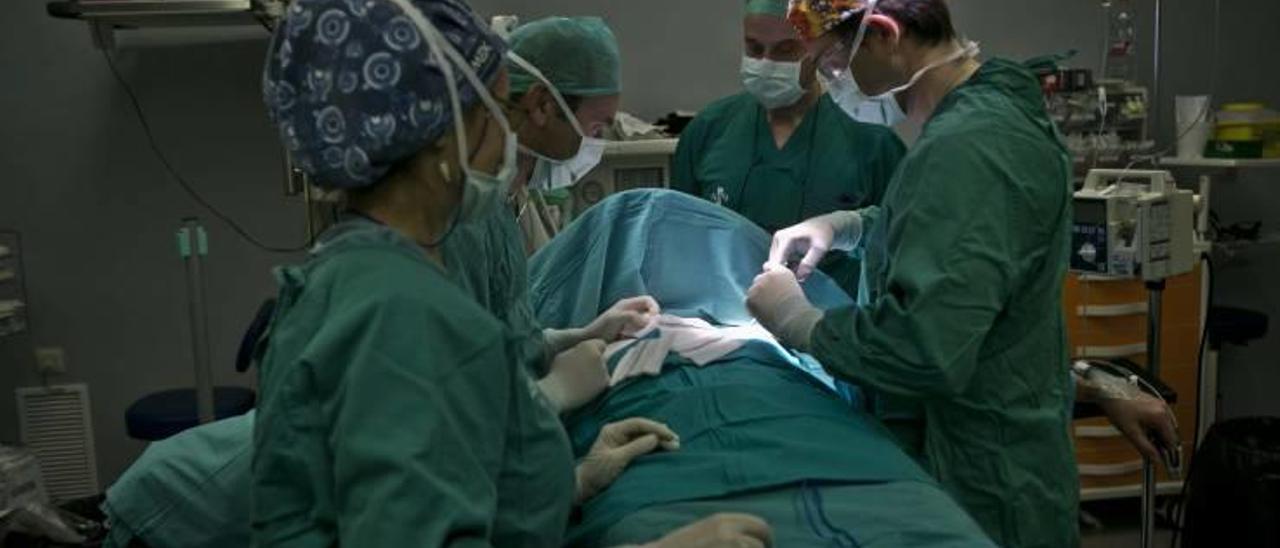 Un equipo quirúrgico opera a un paciente en un hospital público de la provincia de Alicante.