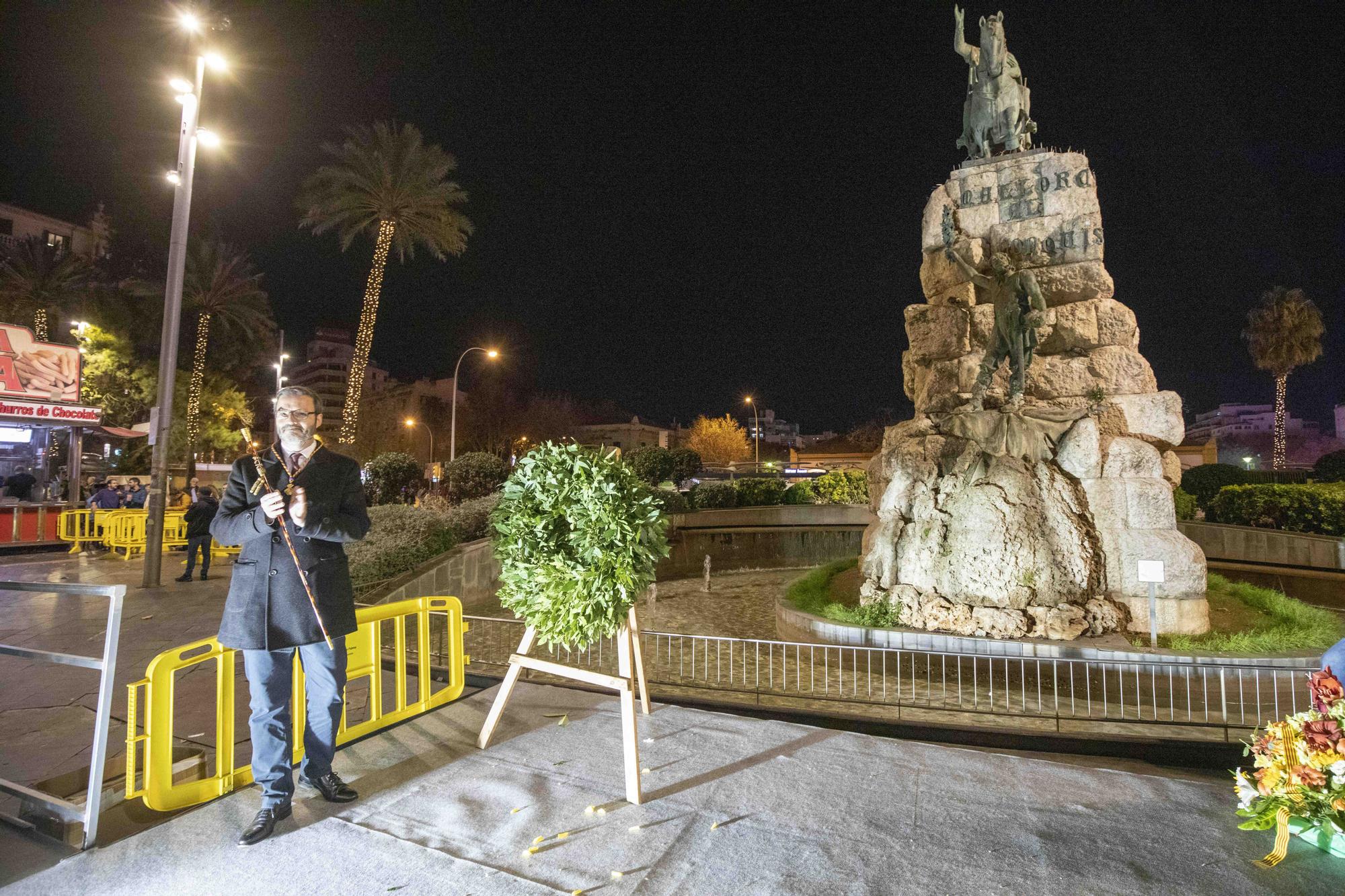 Diada de Mallorca: ofrenda floral a la estatua de Jaume I en Palma