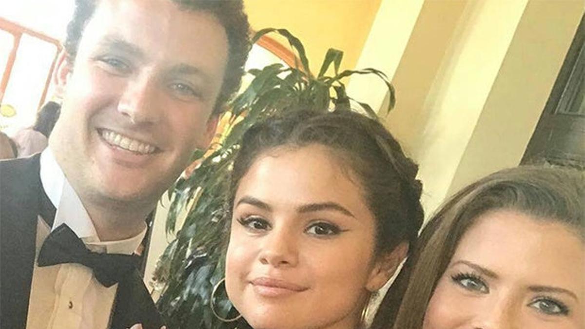 El perfecto look de invitada de Selena Gomez