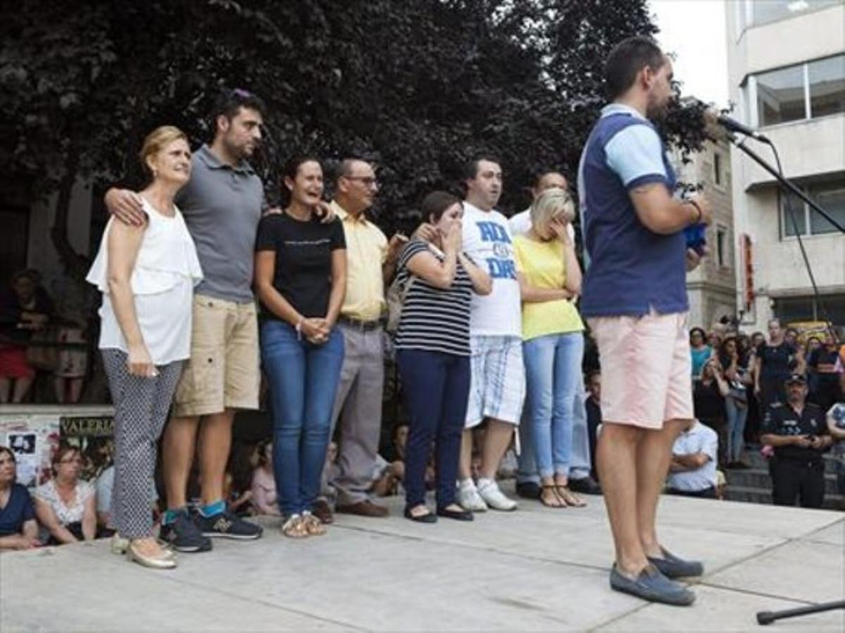 Familiars de les víctimes, durant la concentració feta ahir a Conca.