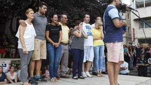 Familiares de las fallecidas, durante la concentración realizada ayer en Cuenca.