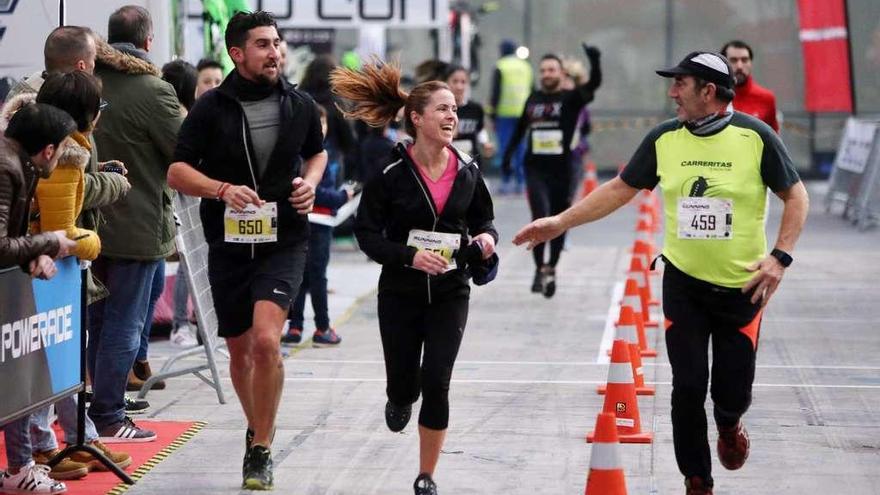 Noa Pérez y Jesús Pereira charlan con Jorge Curros, en los últimos compases de la carrera. // Marta G. Brea