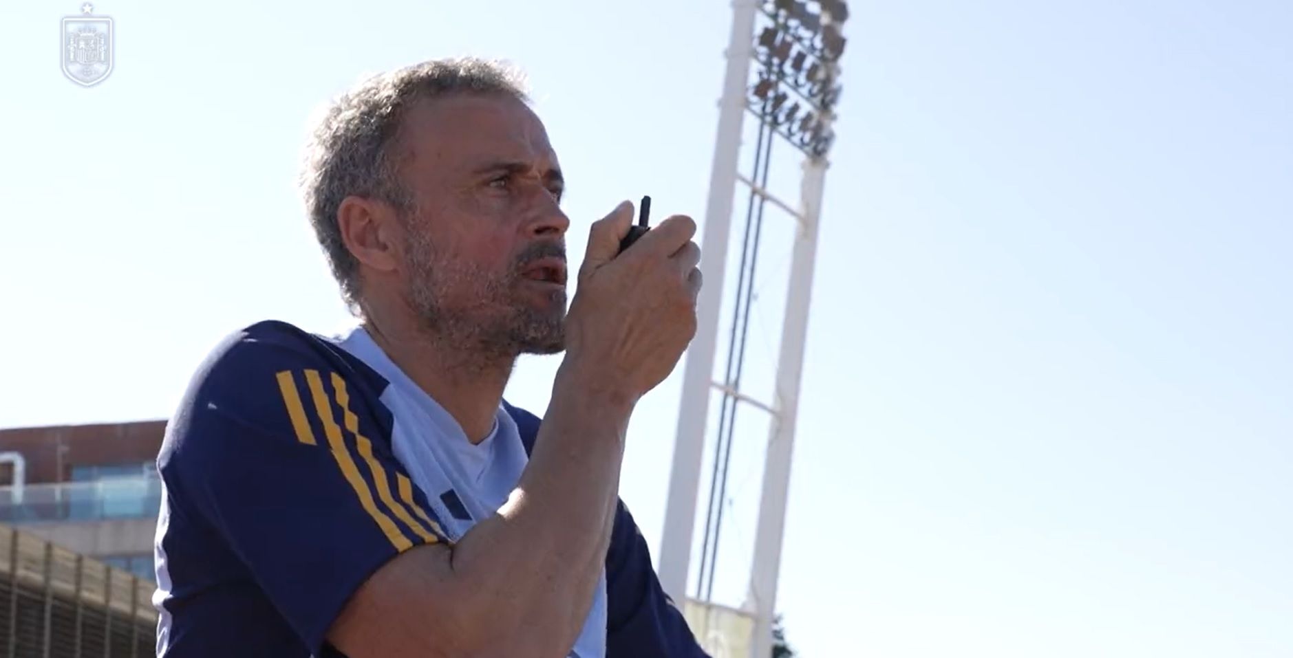 Luis Enrique utiliza un walkie-talkie para hablar con sus futbolistas.