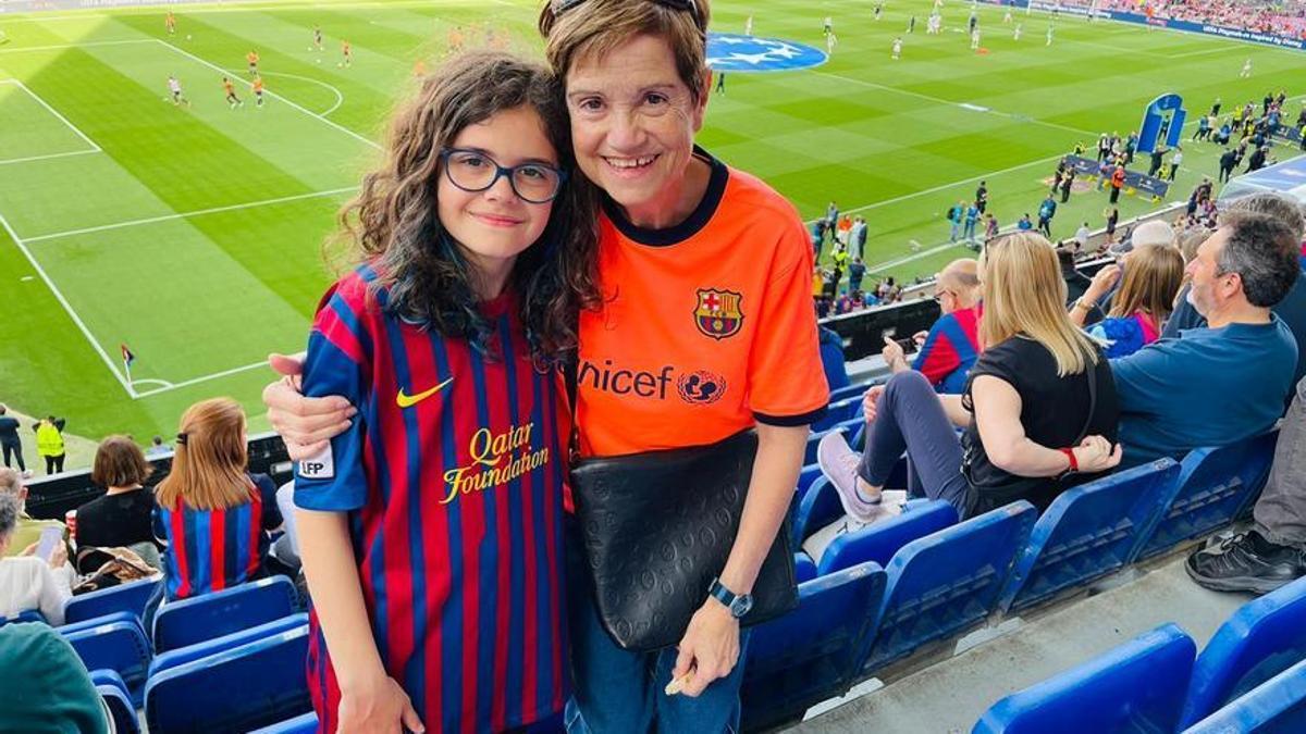 Antonia Carbonell durante un partido en el Camp Nou con su nieta.