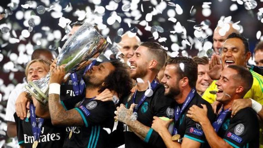 Els jugadors del Reial Madrid aixequen el trofeu de supercampió continental.