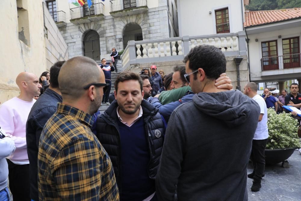 Emotivo minuto de silencio de los vecinos de Cudillero al recordar al joven fallecido David Carragal