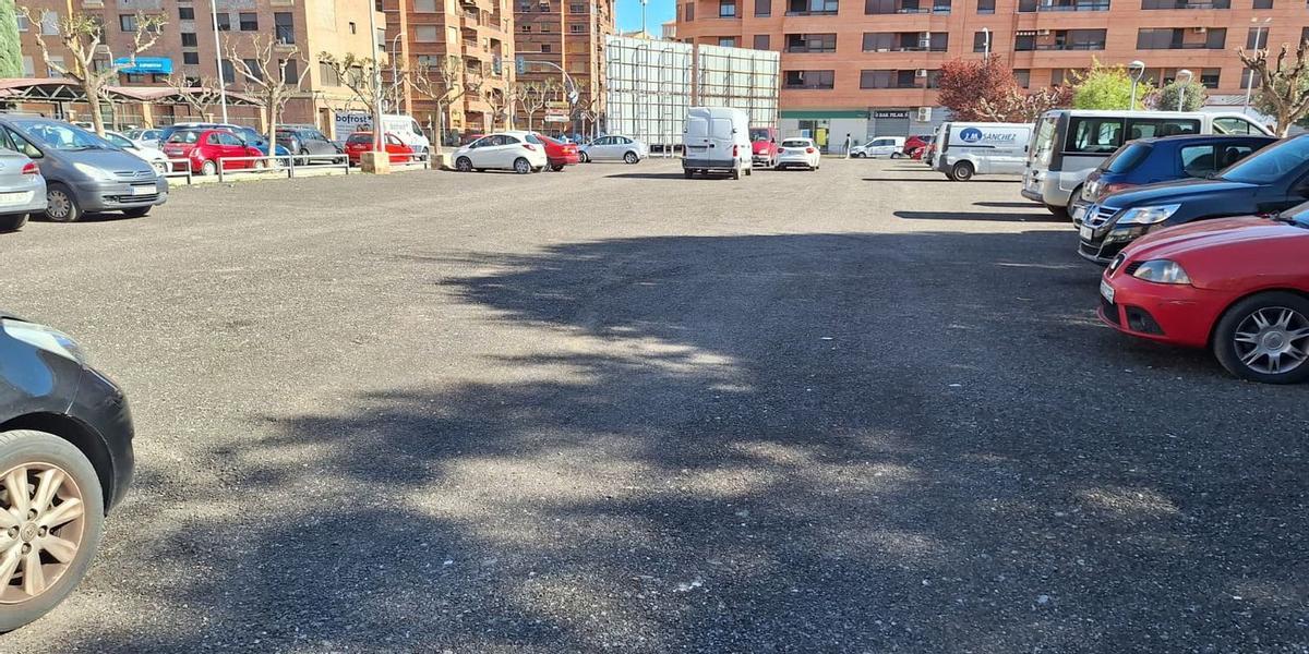 La gravilla resultante del fresado de las calzadas previo a su repavimentación ha servido para arreglar párkings como este, junto al jardín del Pilar.