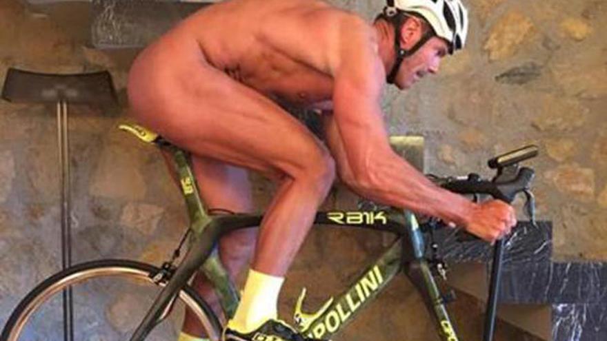 Mario Cipollini, desnudo... pero con casco