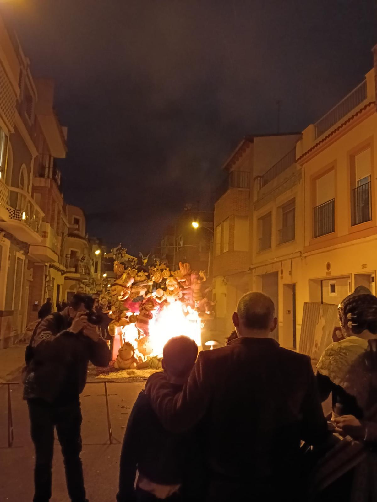 La falla infantil de Pintor Andreu, primer premio de la Primera Sección, ya en llamas.