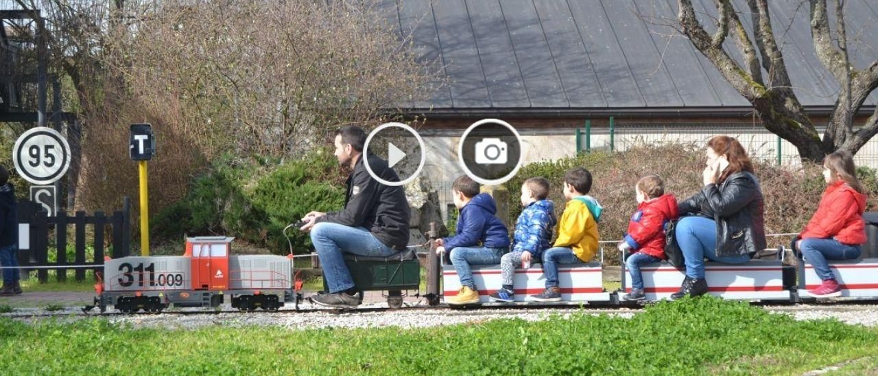 Niños y adultos circulando en uno de los trenes del parque ferroviario.