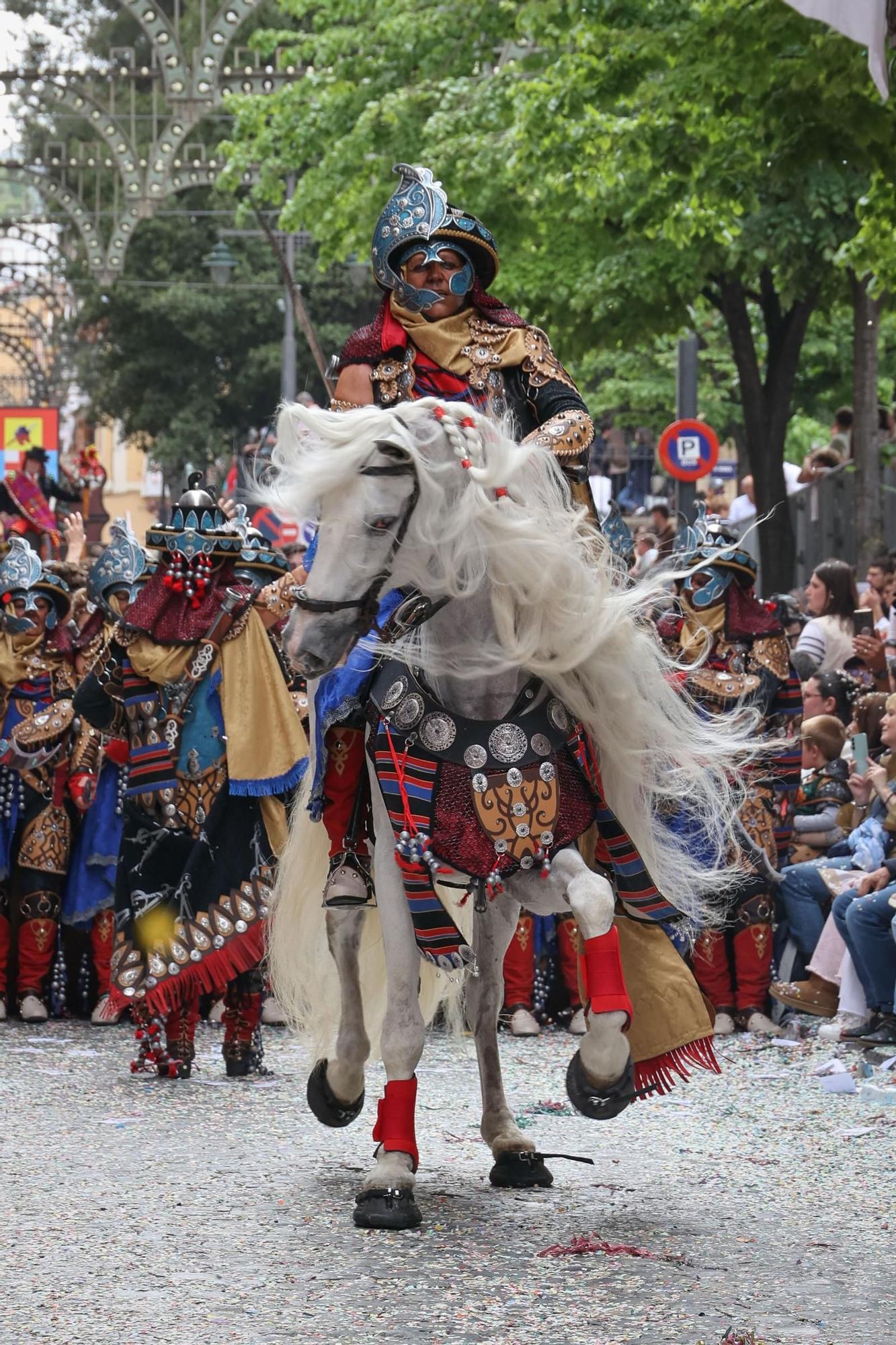 Alcoy se entrega al espectáculo de las tropas cristianas