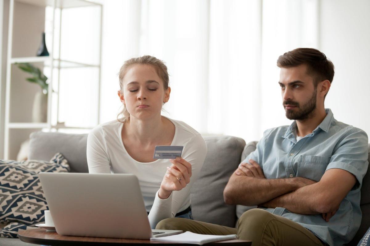 Pareja enfadada por dinero