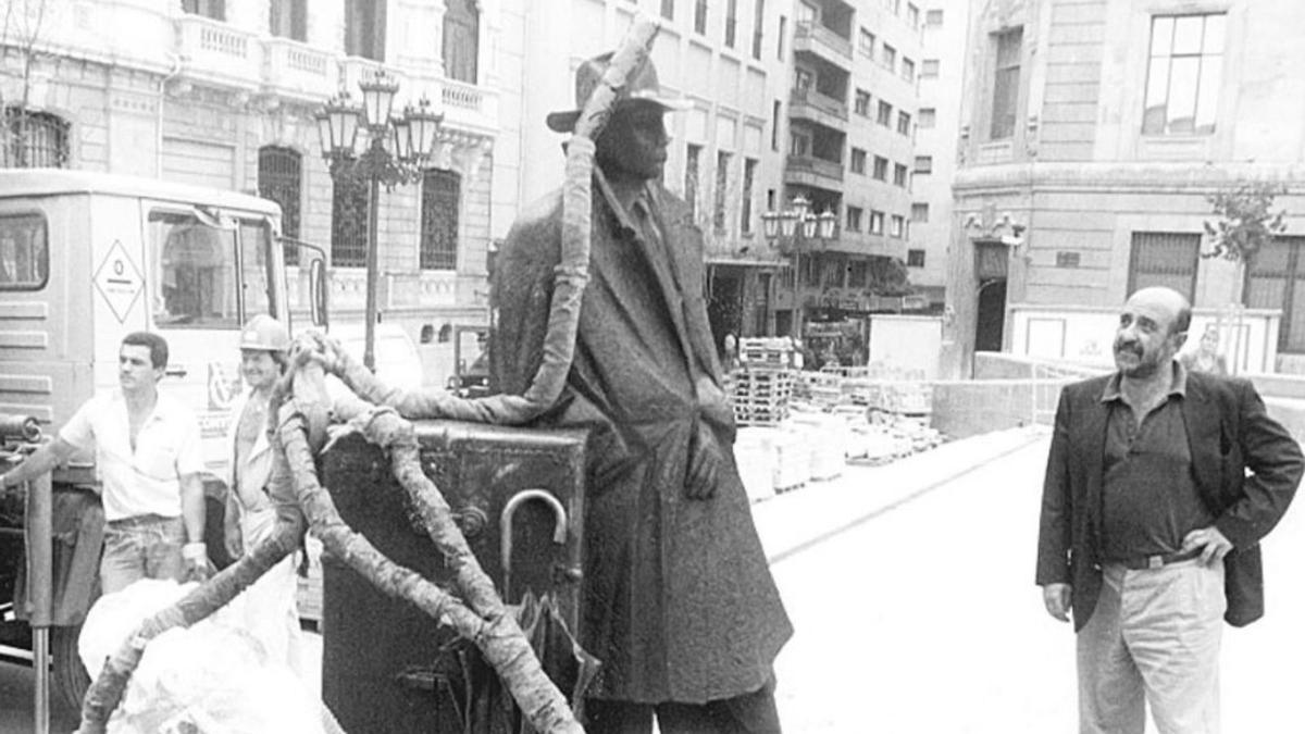 El artista con una de sus esculturas en Oviedo, «El regreso de Williams B. Arrensberg»