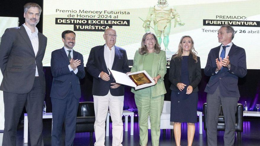 La consejera insular de Turismo, Marlene Figueroa, con traje verde, tras recoger el galardón.