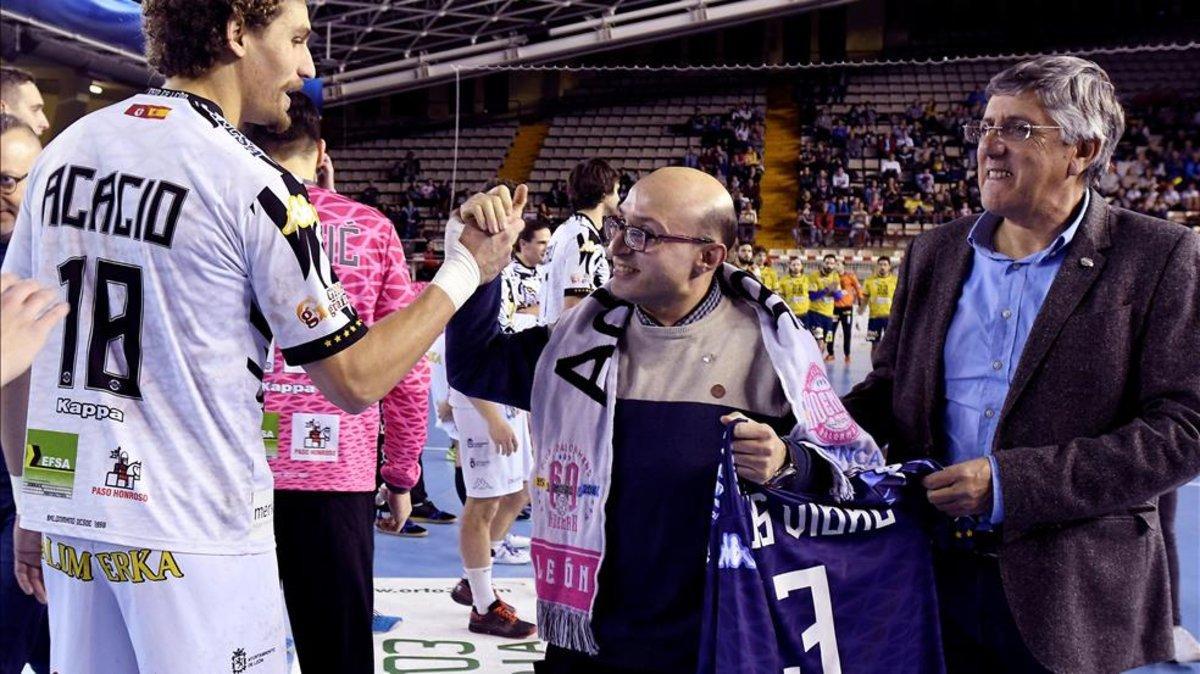 El gran actor Jesús Vidal, homenajeado antes de un Ademar-Bidasoa