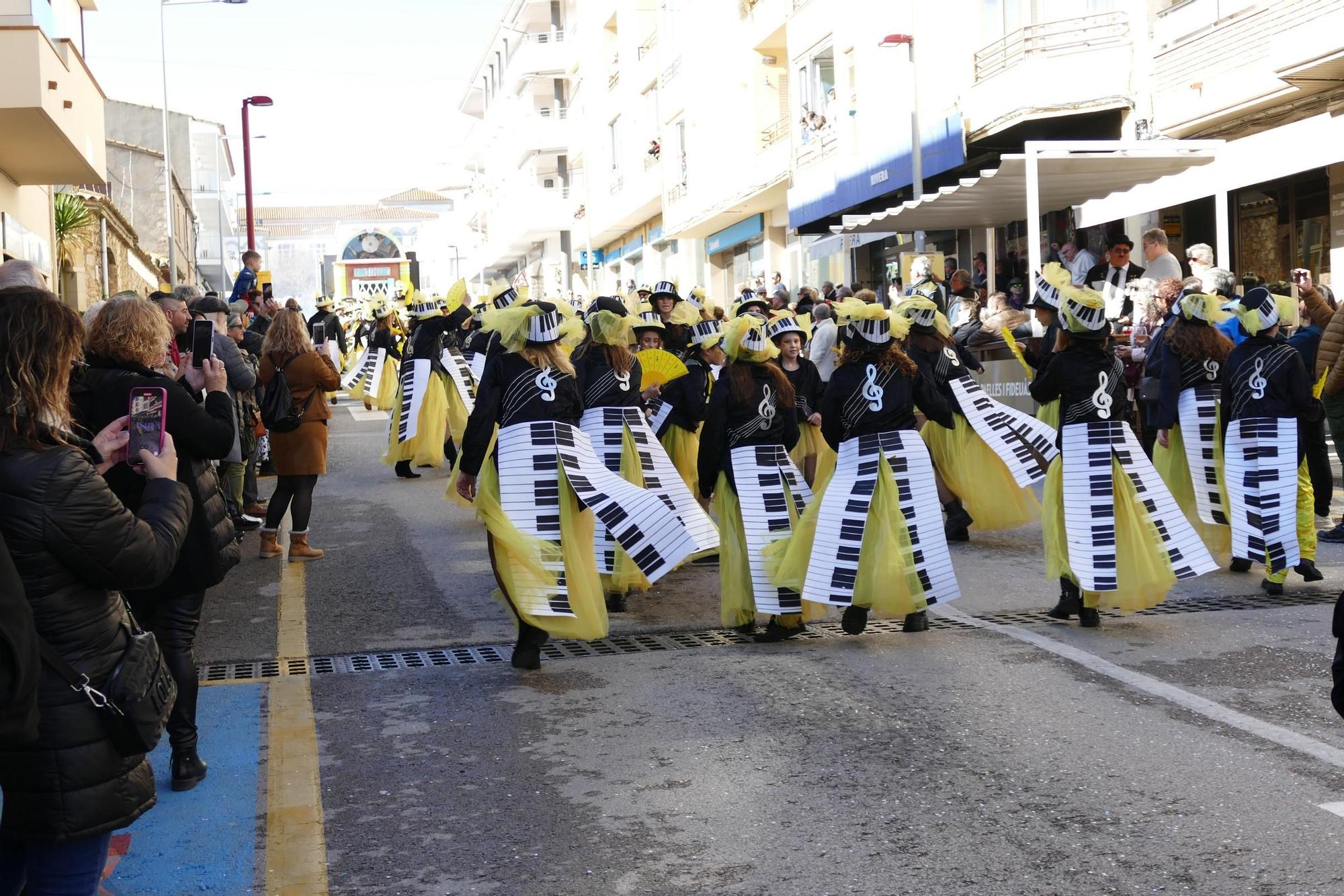 L'Escala s'acoloreix amb la rua de carnaval