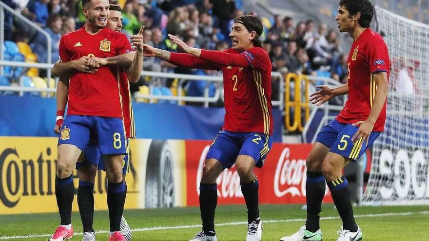 Saúl Ñíguez recibe la felicitación de sus compañeros tras marcar un gol con la sub-21 española. // Efe