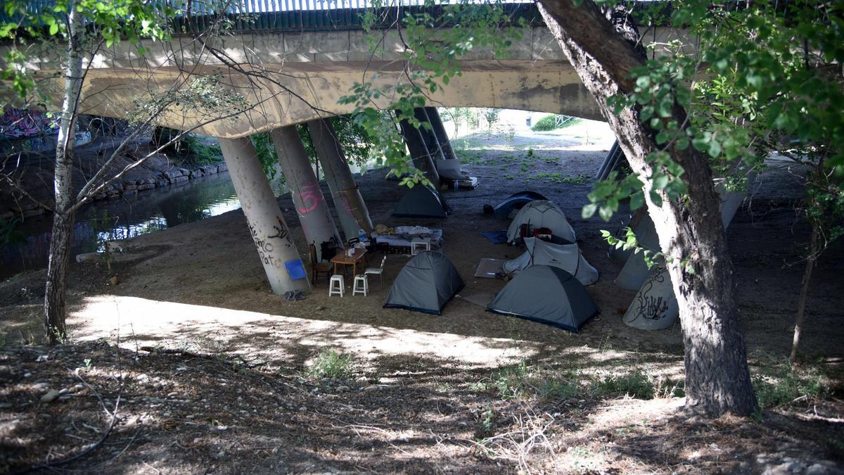 Un asentamiento de personas sin hogar en el puente de la desembocadura del río Huerva, en una imagen de archivo.