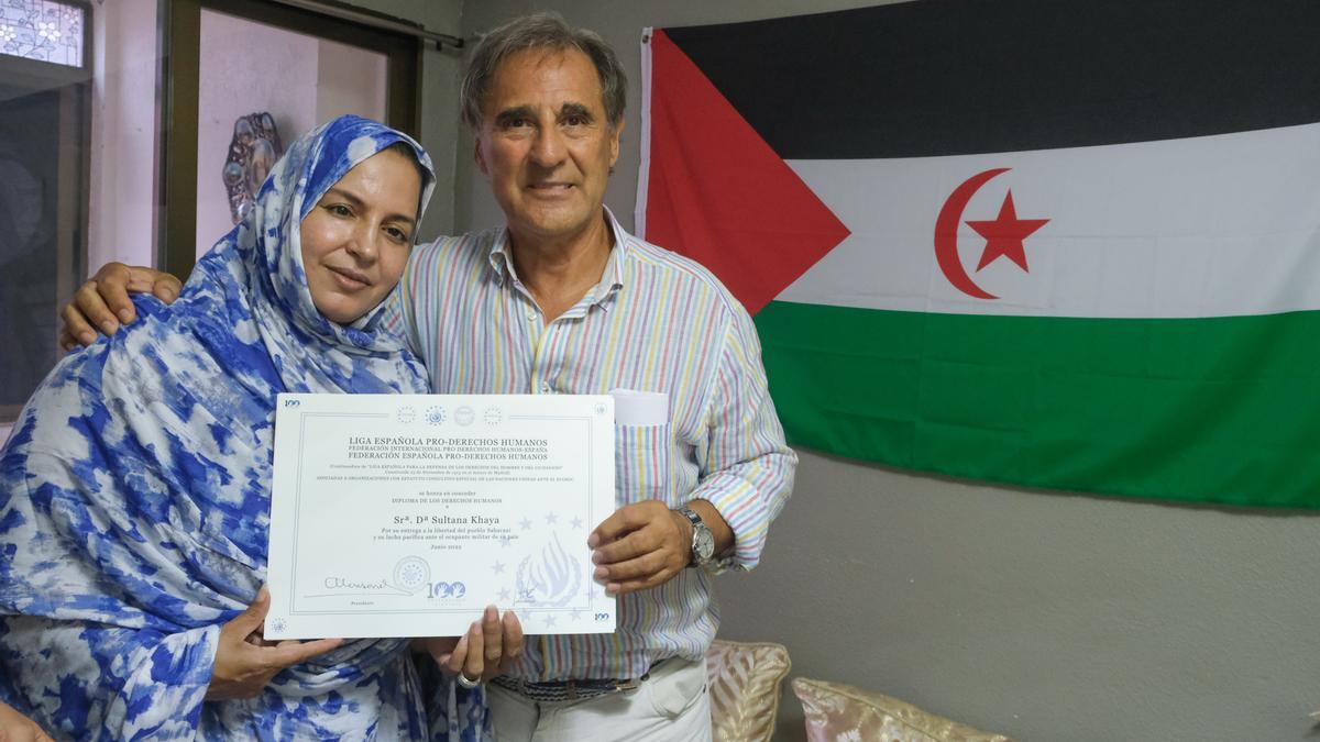 Sultana Khaya recibe el Diploma de los Derechos Humano de mano de Francisco José Alonso.
