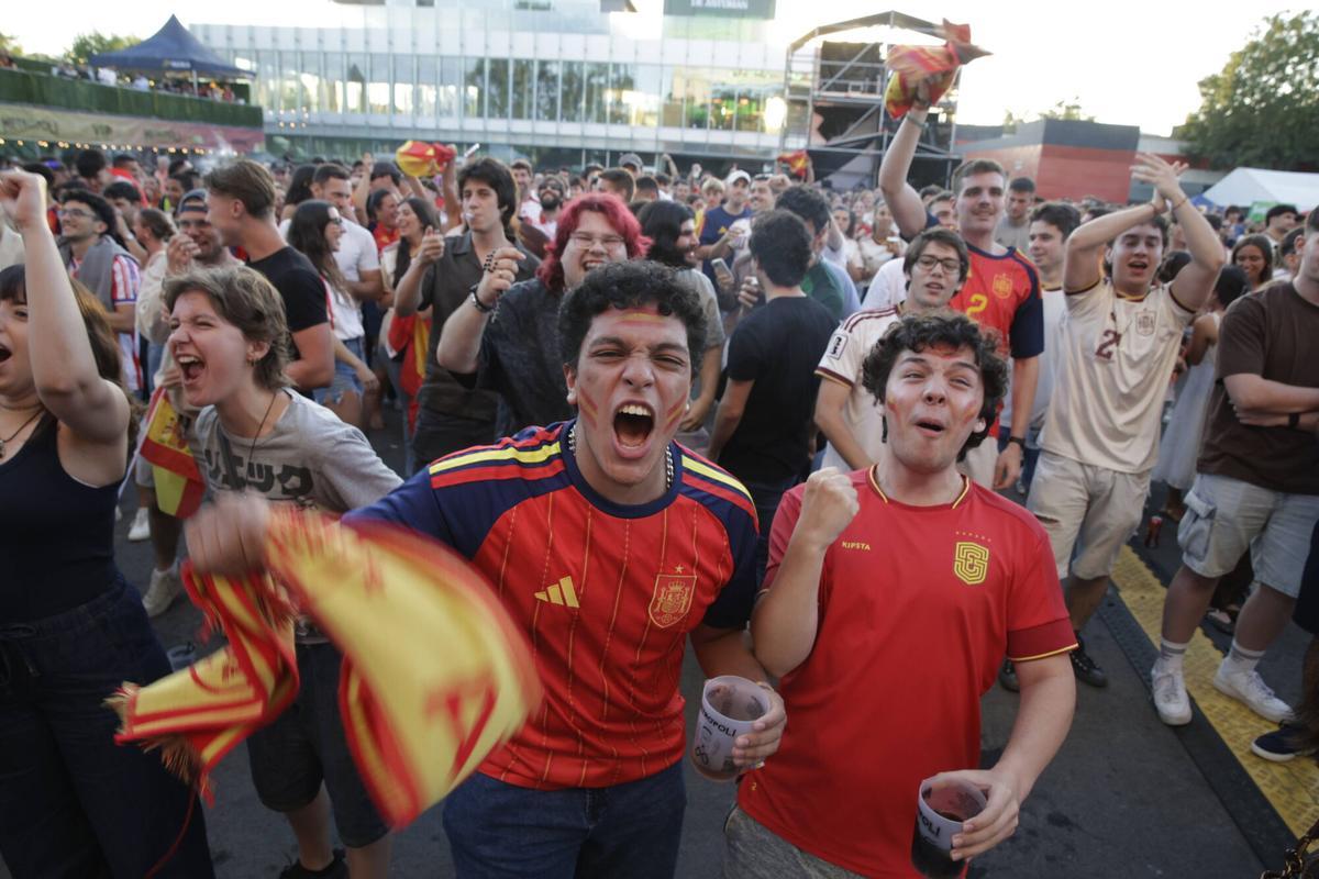 EN IMÁGENES: Metrópoli vibra con el primer paso de España hacia el Mundial
