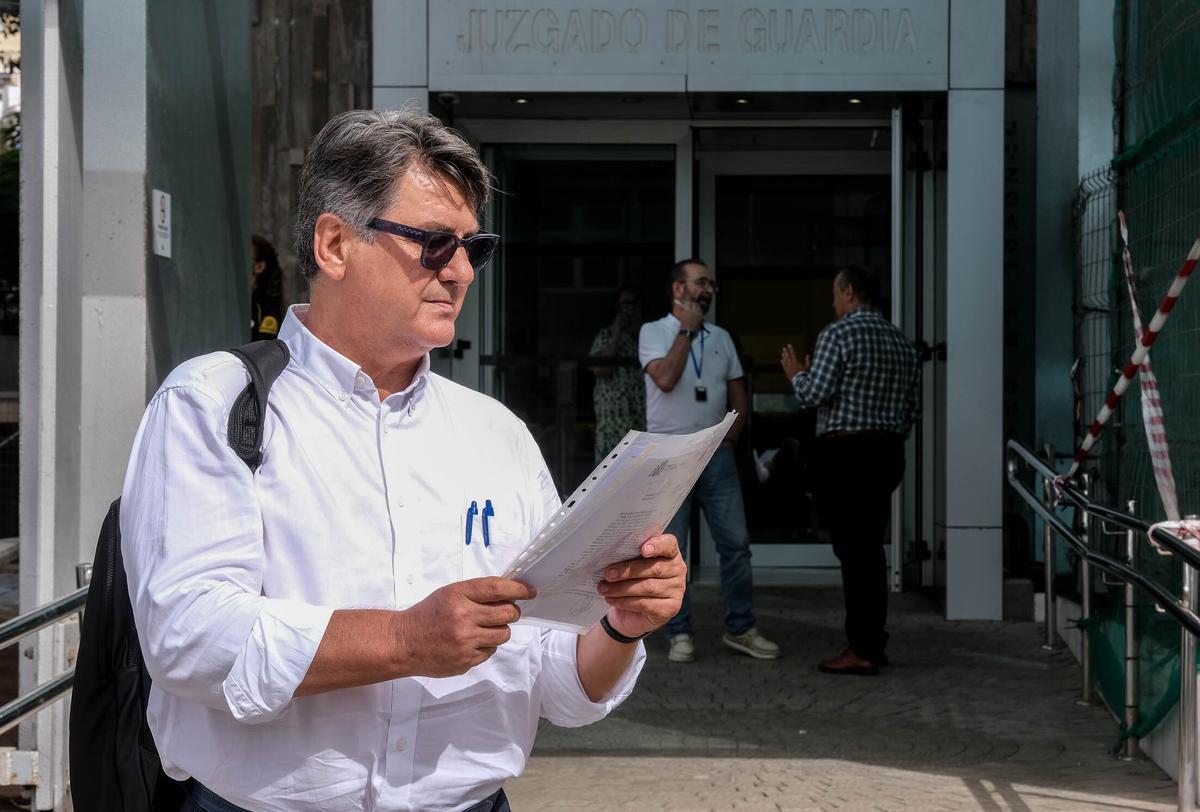 Jesús Benavides analiza unos documentos tras prestar asistencia a una persona en el juzgado de guardia de Las Palmas de Gran Canaria