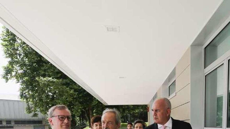 Desde la izquierda, Francisco del Busto, consejero de Sanidad; Wenceslao López, alcalde de Oviedo, y Luis Hevia, gerente del área sanitaria IV.