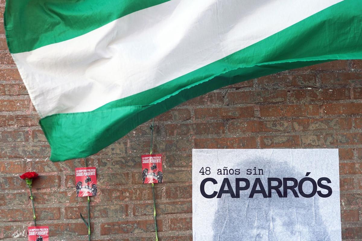 Ofrenda floral en homenaje a Manuel José García Caparrós por el 48 aniversario de su asesinato, en diciembre de 2025