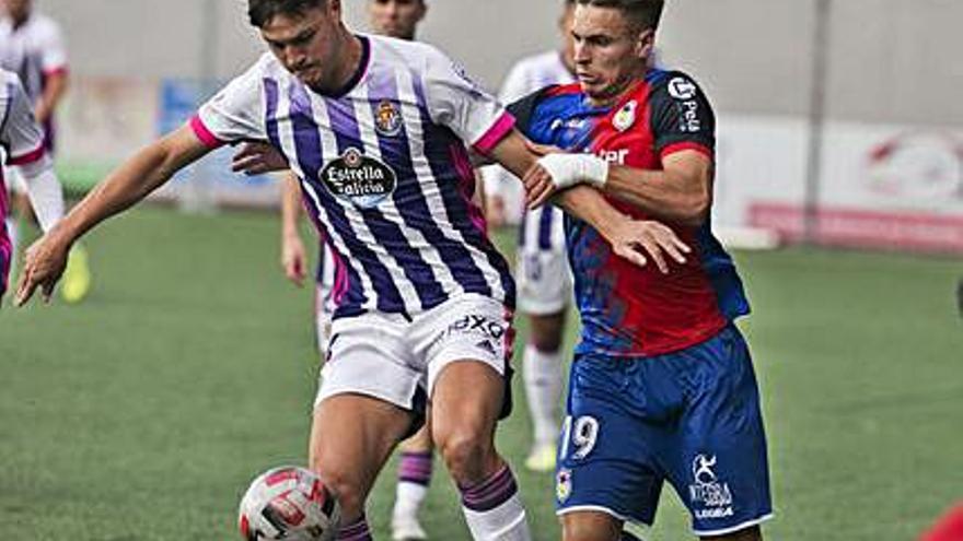 Pana pugna con un rival en el Langreo-Valladolid Promesas. | I. Collín