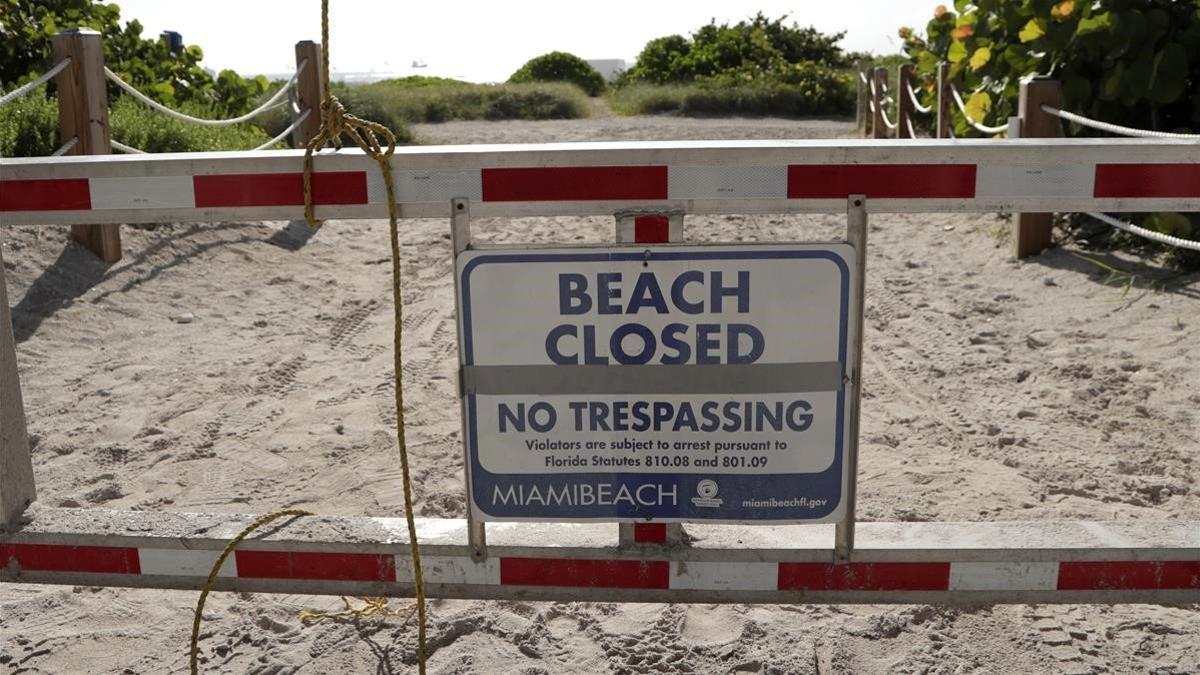 Señal de prohibición a la entrada de una playa de Florida durante el fin de semana festivo del 4 de julio.