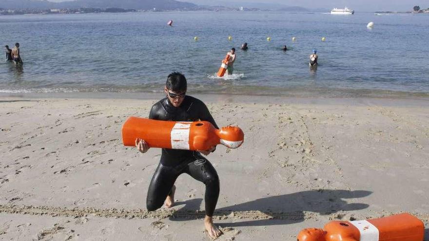 Una de las pruebas de selección de socorristas realizadas recientemente en la playa de Rodeira. // S.Á.