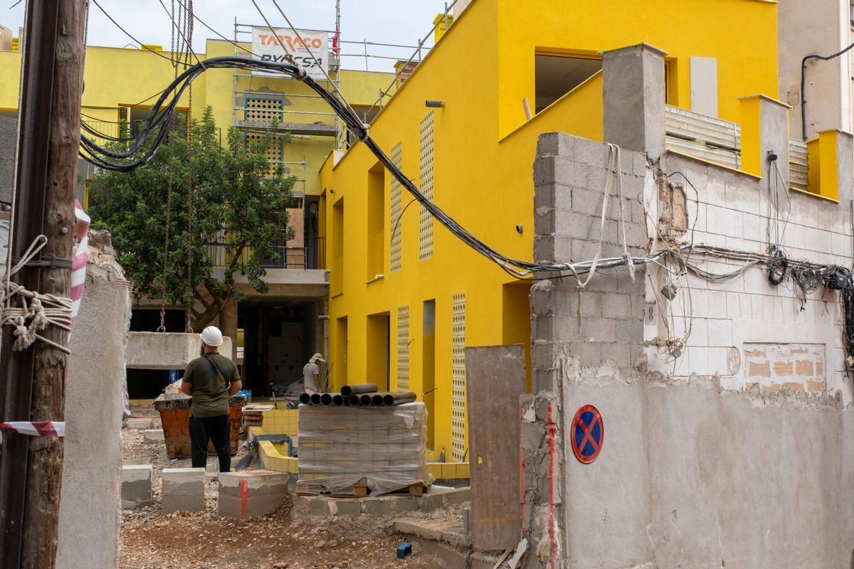 El edificio amarillo de la calle Bellver, en la recta final de la obra. El edificio amarillo de la calle Bellver, en la recta final de la obra.