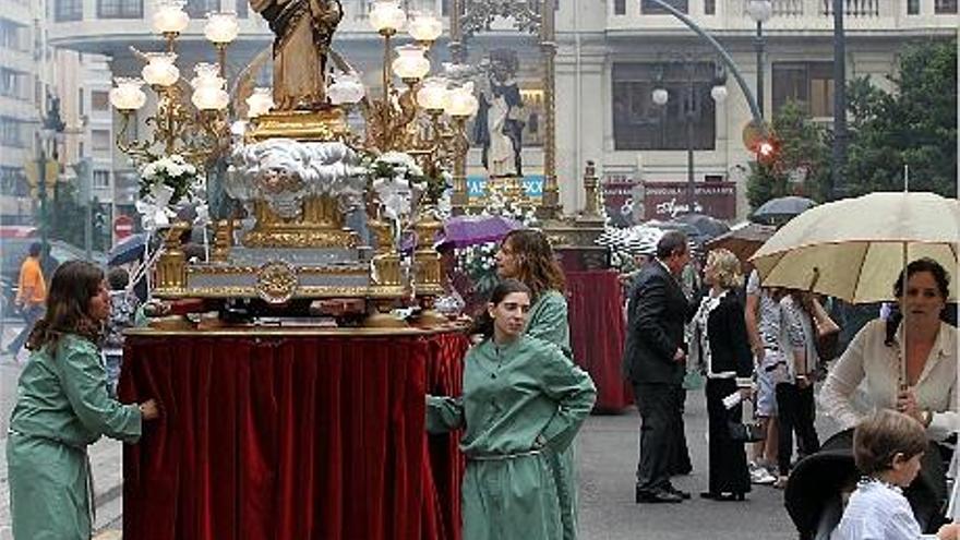 Un momento de la procesión que se realizó desde la iglesia de San Agustín hasta un templete para el santo, entre los números 26 y 28 de la calle Sant Vicent .