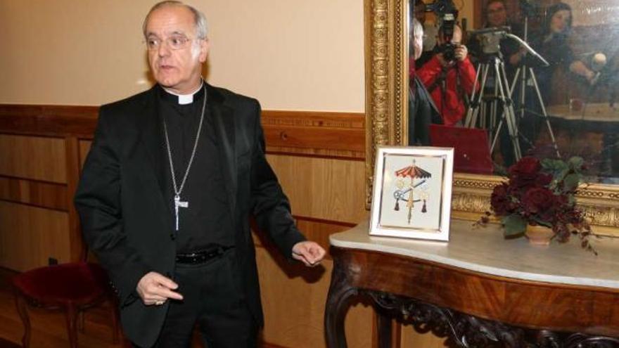 El obispo Leonardo Lemos posa junto a la foto con el símbolo de sede vacante.  // Iñaki Osorio