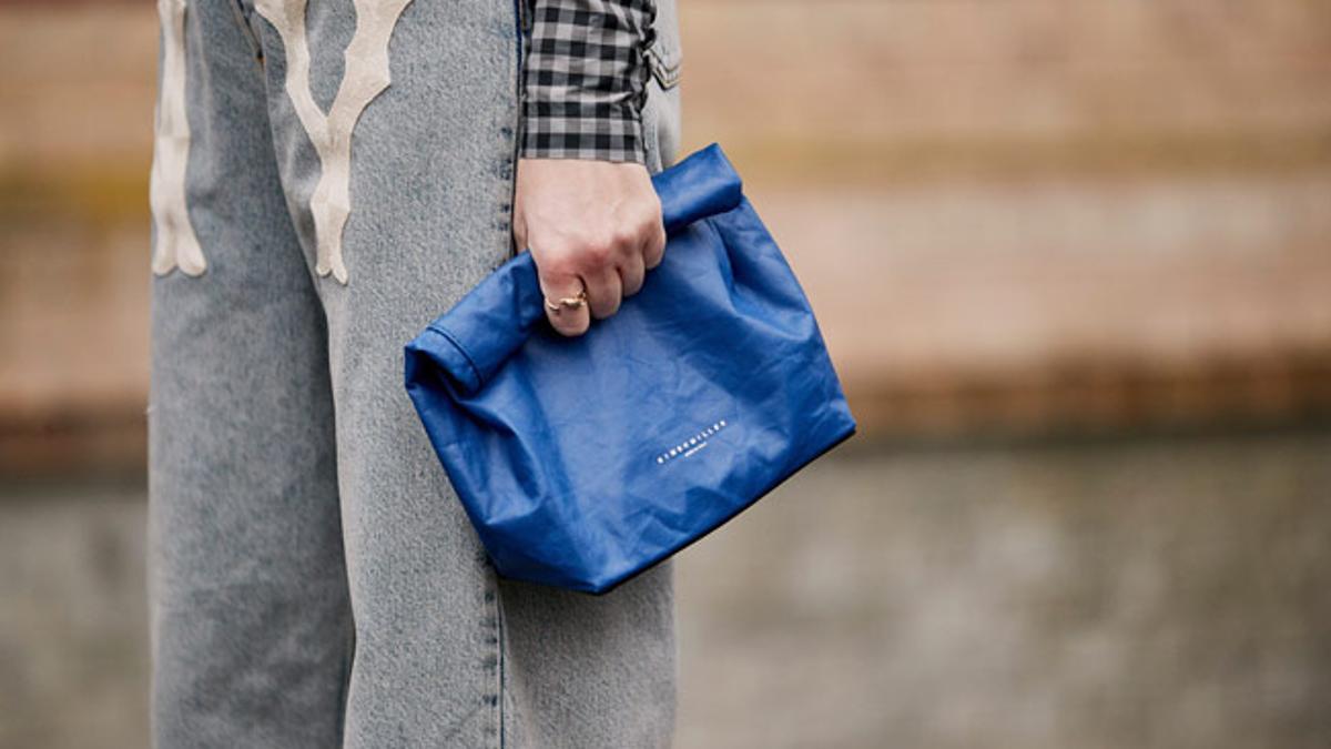 Bolso azul de Simon Miller visto en el 'street style' de Copenhague