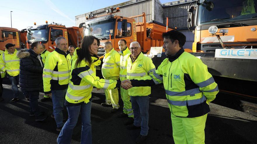 Allegue saluda a los trabajadores durante su visita de ayer a la base de Lalín. |  Bernabé/Javier Lalín