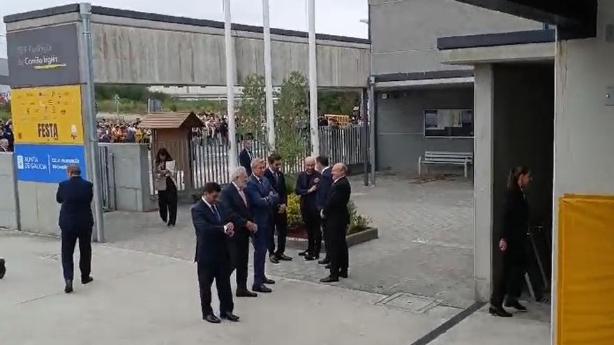 El presidente de la Xunta, Alfonso Rueda, llega al CEIP do Camiño Inglés