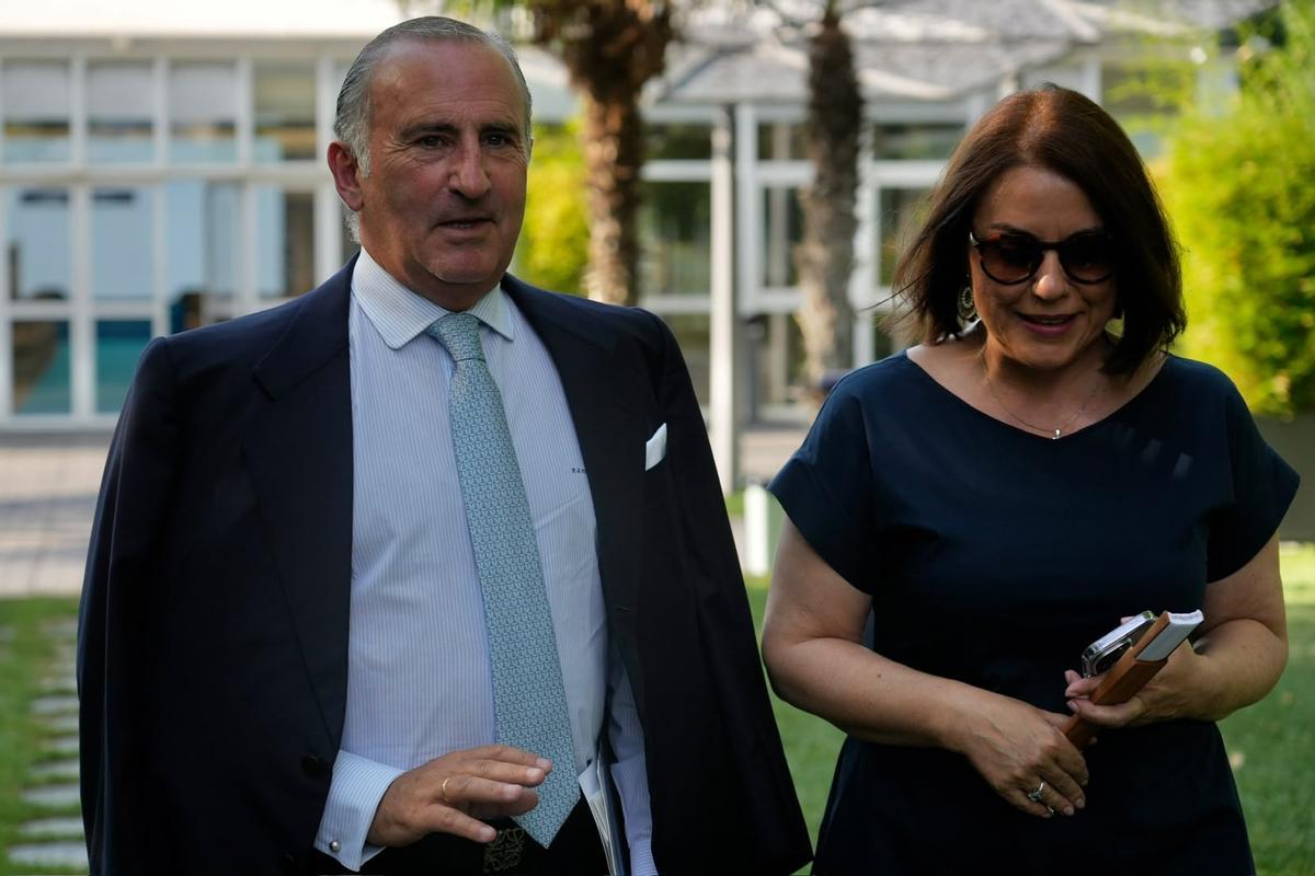 La directora general de Prensa Ibérica en Asturias y Castilla y León, Ángeles Rivero, junto a Pablo Junceda, director general adjunto del Banco Sabadell.