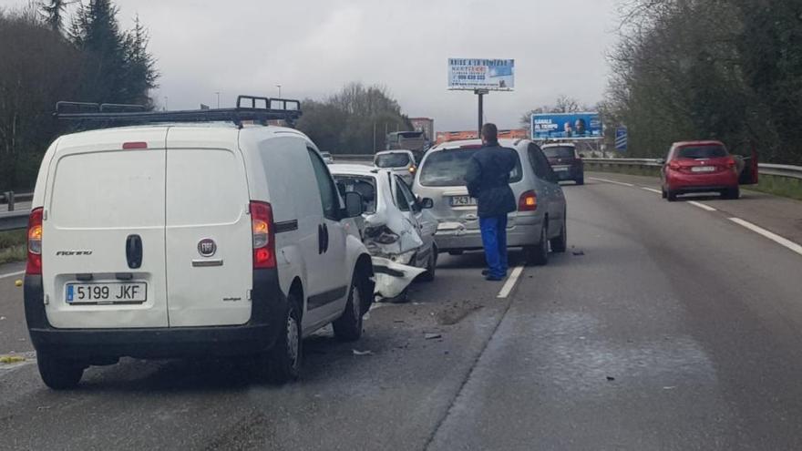 Dos heridos, uno de ellos de consideración, en un choque múltiple en la Ronda de Oviedo