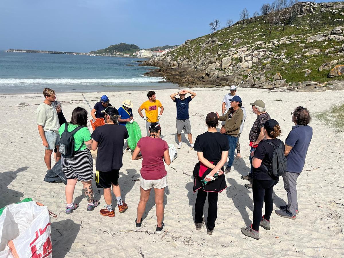 Voluntarios e veciños na xornada de limpeza colaborativa celebrada en Corme.