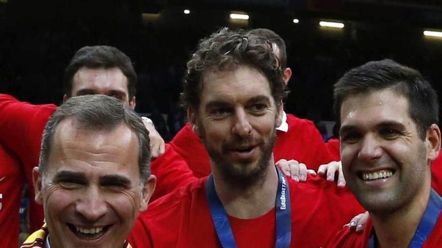 El Rey Felipe posa junto a Gasol y Reyes con el trofeo del Eurobasket.