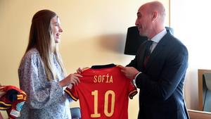 BRENTFORD (LONDRES), 16/07/2022.- La infanta Sofía recibe una camiseta por parte del presidente de la Federación Española de Fútbol, Luis Rubiales, a su llegada hoy sábado al encuentro de la fase de grupos de la Eurocopa femenina que disputan España y Dinamarca en el Brentford Commnunity Stadium. EFE